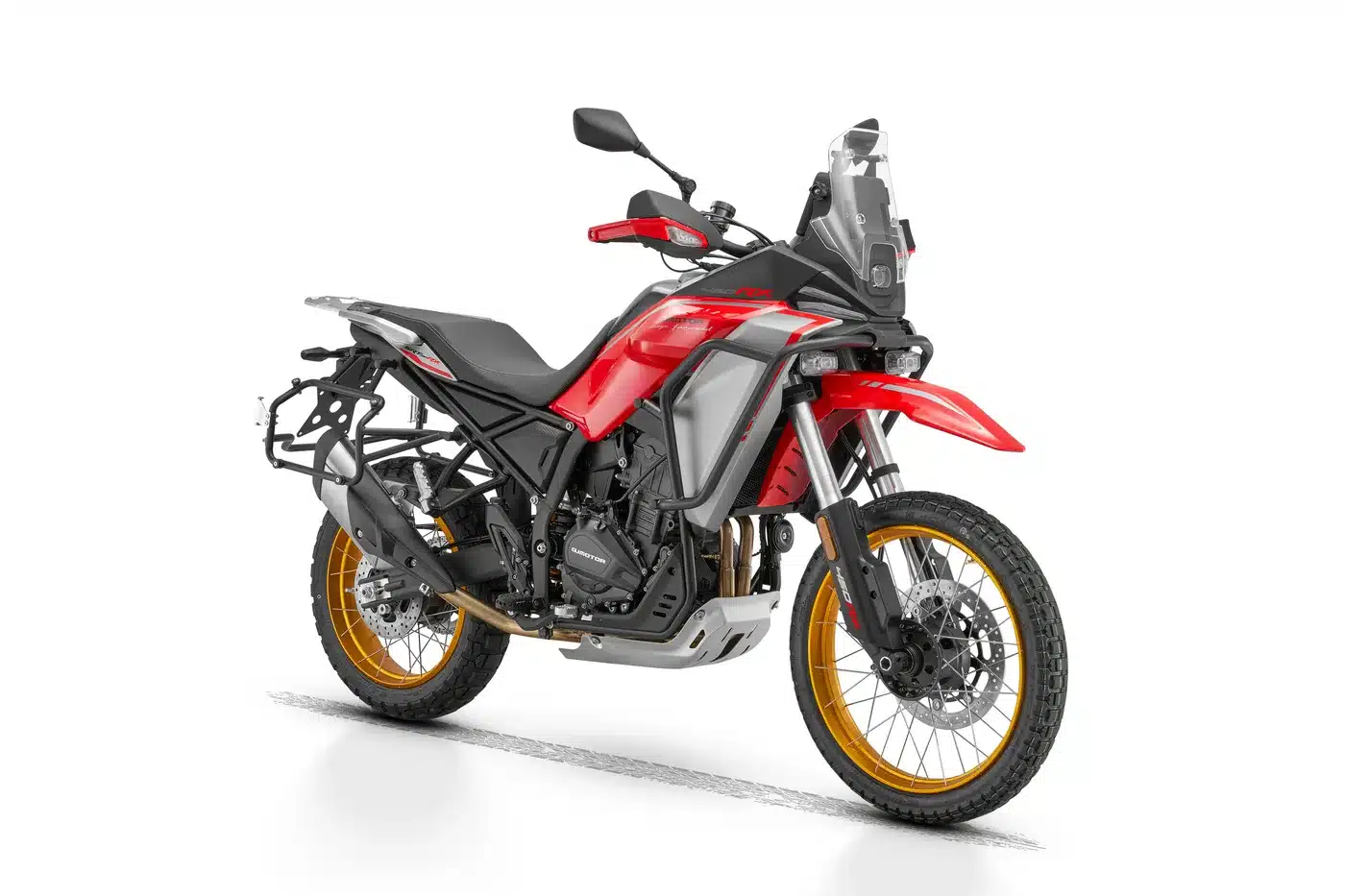 QJ Motor SRT 450 RX Adventure-Motorrad in Rot und Schwarz mit goldenen Felgen, seitliche Ansicht vor neutralem Hintergrund