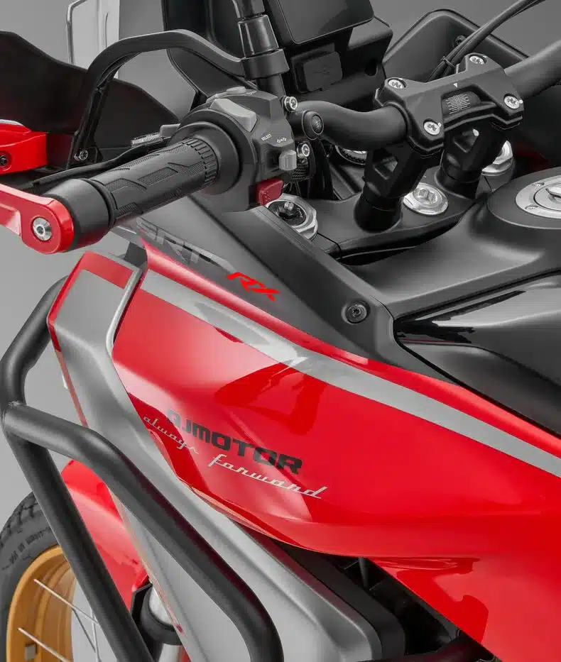 Lenkerbereich und Tank der QJ Motor SRT 450 RX Adventure-Motorrad, Detail in Rot.