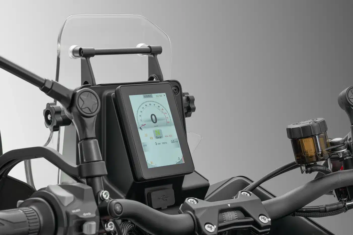 Detailansicht des Cockpits mit TFT-Display der QJ Motor SRT 450 RX Reiseenduro