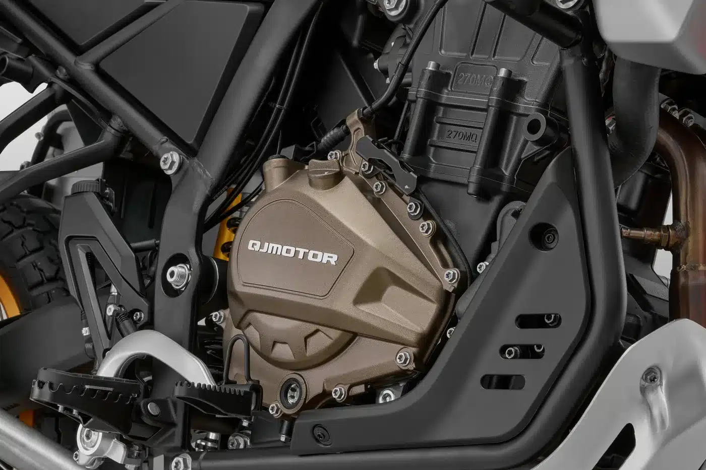 Nahaufnahme des Motors der QJ Motor SRT 450 RX Adventure-Bike