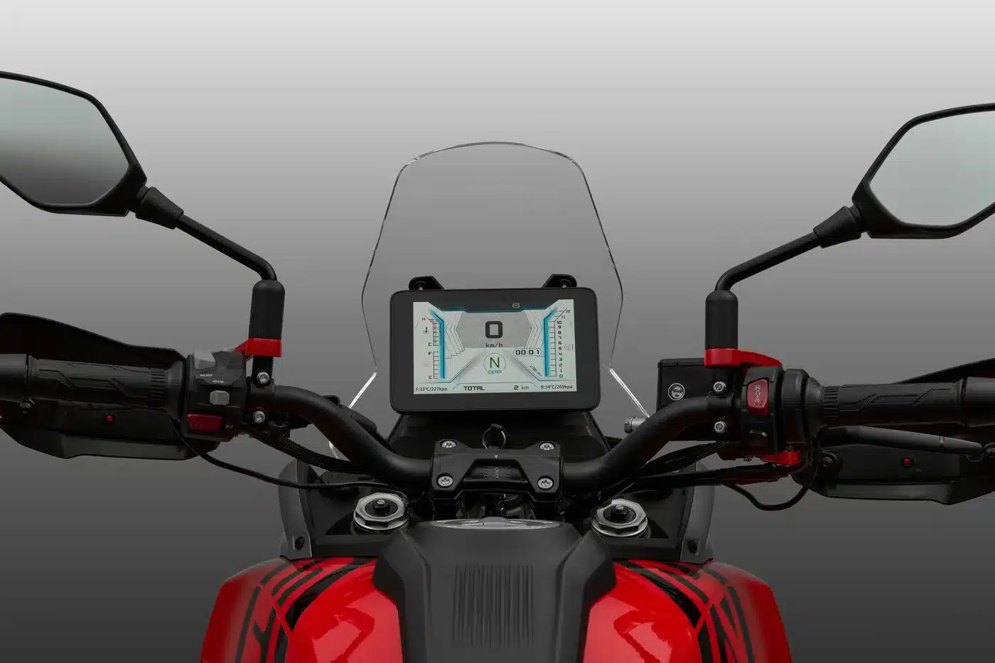 Cockpitansicht mit TFT-Display der QJ Motor SRT 600 SX