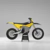 Seitenansicht der gelb-schwarzen Radian EXR Elektro-Enduro auf neutralem Hintergrund.