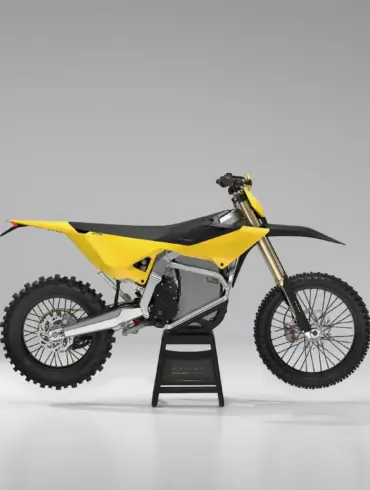 Seitenansicht der gelb-schwarzen Radian EXR Elektro-Enduro auf neutralem Hintergrund.