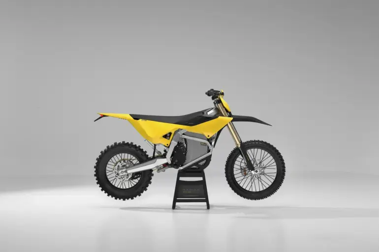 Seitenansicht der gelb-schwarzen Radian EXR Elektro-Enduro auf neutralem Hintergrund.