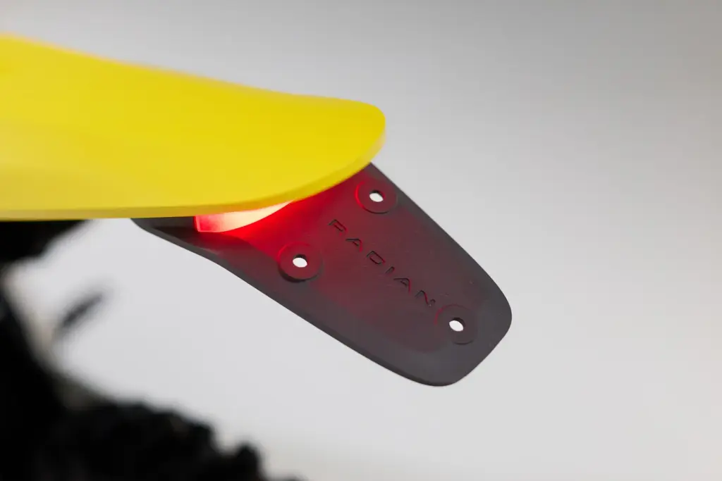 Detailaufnahme des hinteren Schutzblechs der Radian EXR mit leuchtendem Rücklicht und Radian-Logo