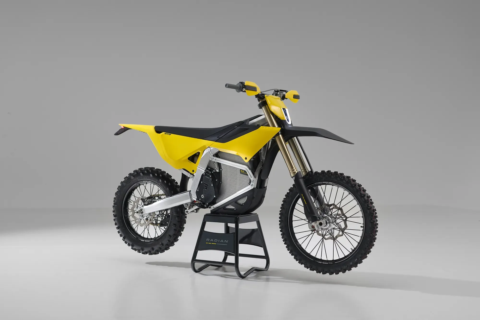 Radian EXR Elektro-Enduro Motorrad Seitenansicht auf Montageständer