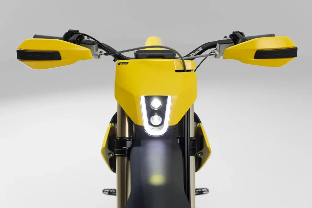 Frontansicht der gelben Elektro-Enduro Radian EXR mit LED-Scheinwerfer und Handschützern.