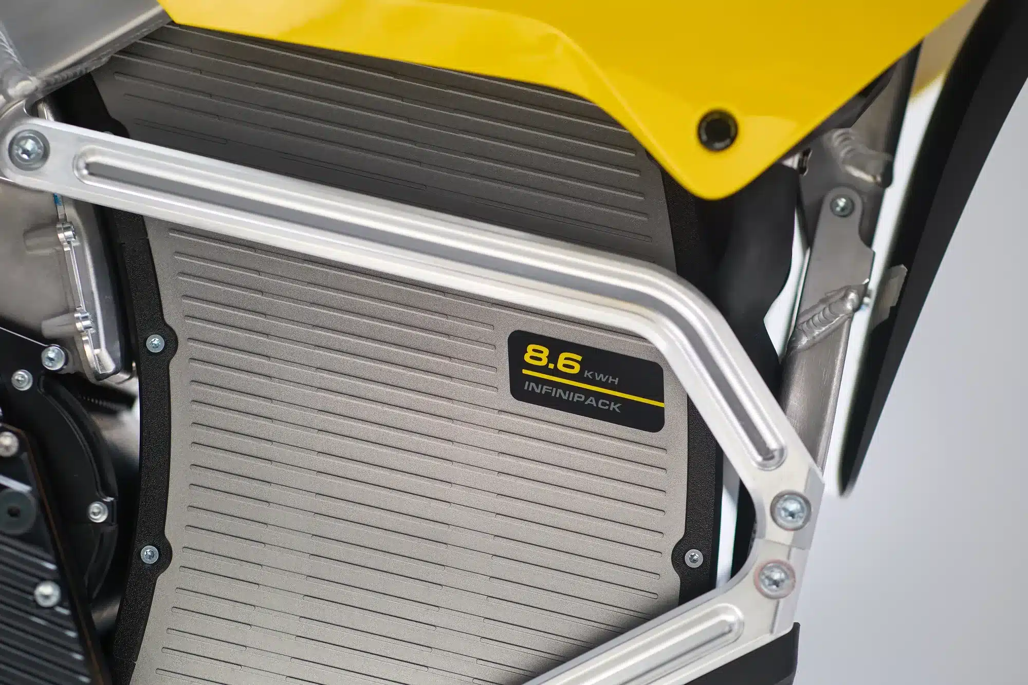 Nahaufnahme des 8,6 kWh InfiniPack-Batteriemoduls der Radian EXR Elektro-Enduro