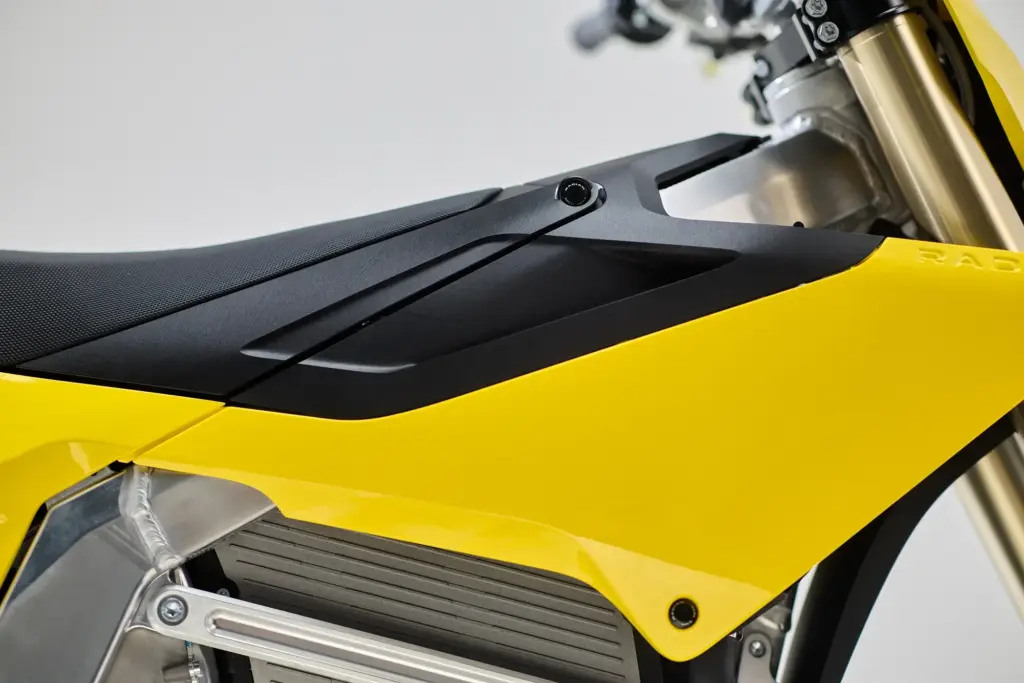 Detailaufnahme der Sitzbank, Rahmen und Verkleidung einer Radian EXR Elektro-Enduro.