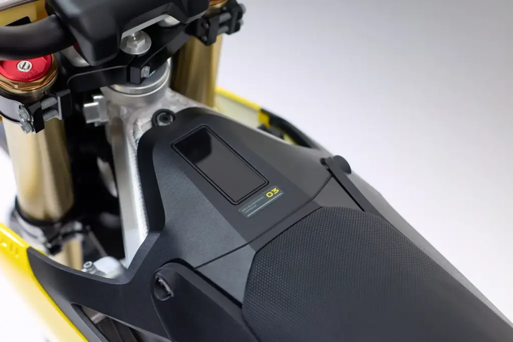 Detailfoto von Cockpit und Sitz der Radian EXR Elektro-Enduro aus schräger Perspektive