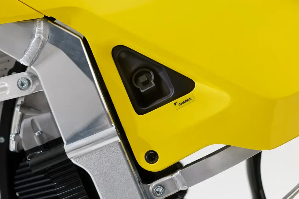 Ladeanschluss am Rahmen der Elektro-Enduro Radian EXR mit gelber Verkleidung