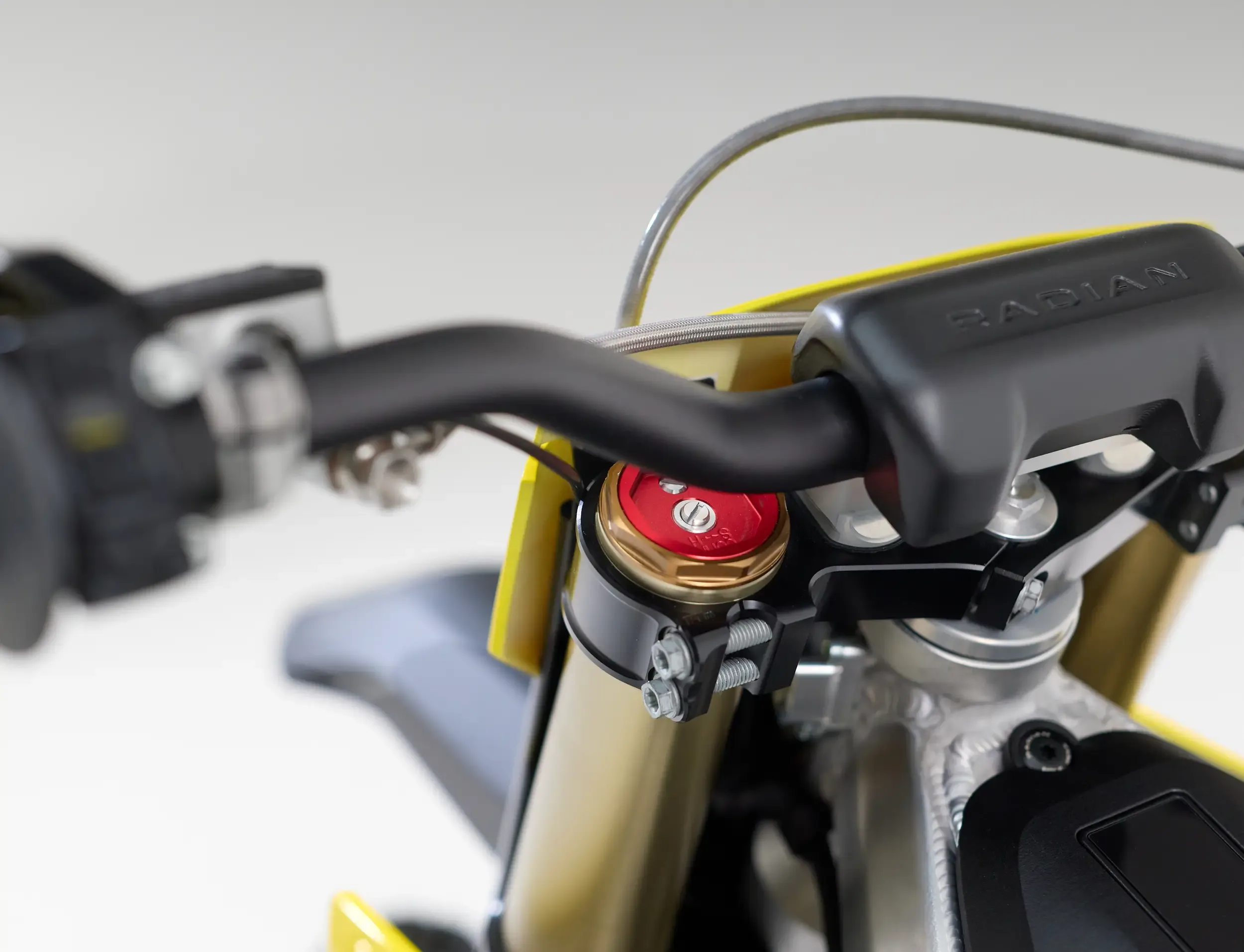 Detailaufnahme des Lenkers und Bedienelements der Radian EXR Elektro-Enduro.