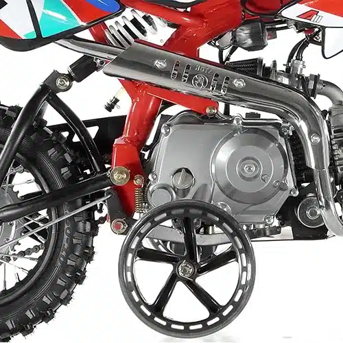 Nahaufnahme von Motor, Auspuff und Stützrad eines RFZ Dirt Bike 70cc für Kinder