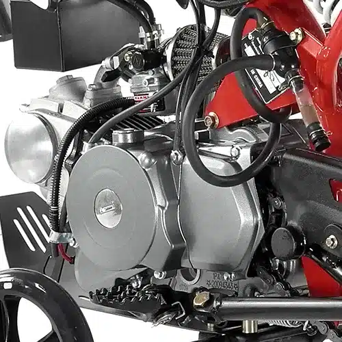 Nahaufnahme des Motors und Chassis des RFZ Dirt Bike 70cc für Kinder