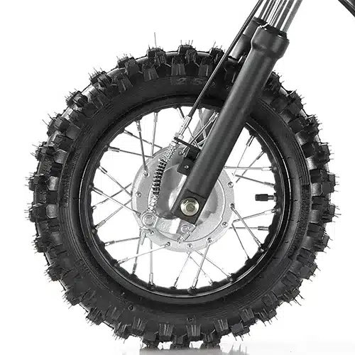 Vorderrad mit grobstolligem Reifen und Teleskopgabel eines RFZ 70cc Dirt Bikes für Kinder.