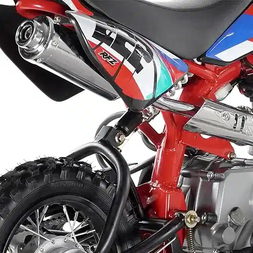 Nahaufnahme des Motors und Hinterrads eines RFZ Dirt Bike 70cc Kinder-Offroad-Motorrads