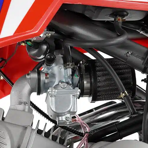 Nahaufnahme des Vergasers und Luftfilters an einer RFZ Mini Jaguar 125CC