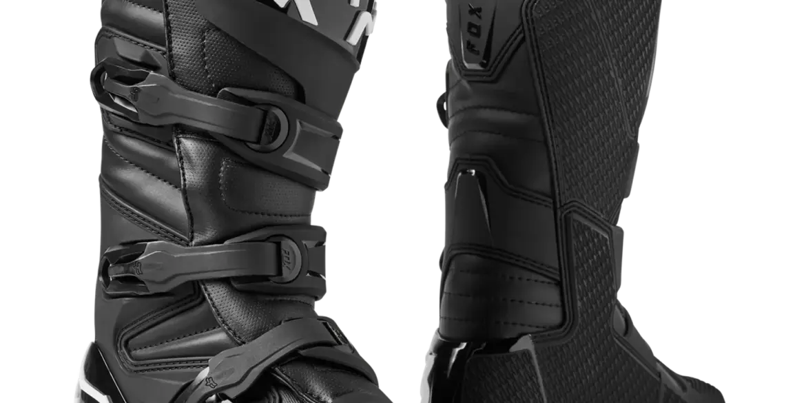 Schwarzer Motocross-Stiefel aus Mikrofaser-Kunstleder mit mehreren Schnallen und Verstärkungen an Zehen, Ferse und Schienbein.