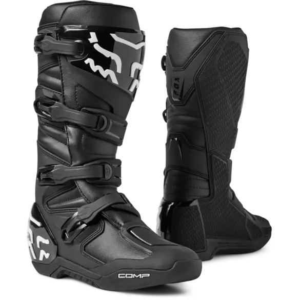 Schwarzer Motocross-Stiefel aus Mikrofaser-Kunstleder mit mehreren Schnallen und Verstärkungen an Zehen, Ferse und Schienbein.