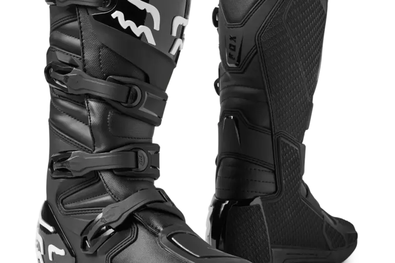 Schwarzer Motocross-Stiefel aus Mikrofaser-Kunstleder mit mehreren Schnallen und Verstärkungen an Zehen, Ferse und Schienbein.
