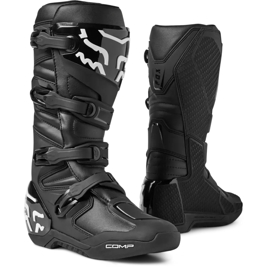Schwarzer Motocross-Stiefel aus Mikrofaser-Kunstleder mit mehreren Schnallen und Verstärkungen an Zehen, Ferse und Schienbein.