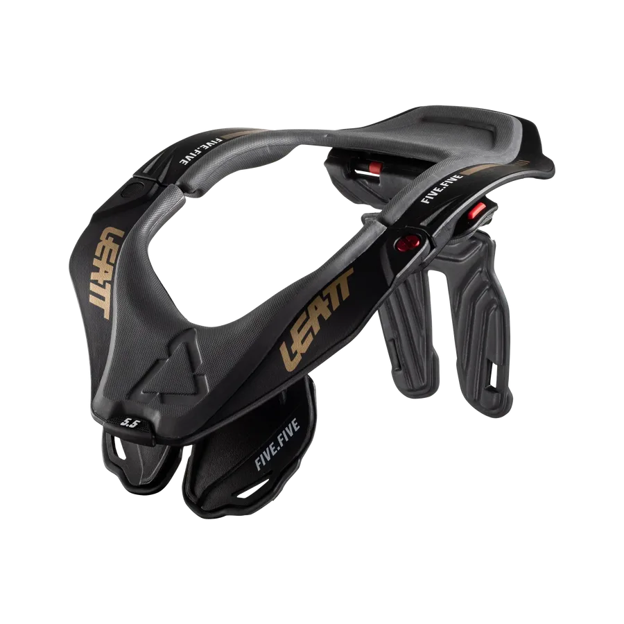 Leatt Neck Brace 5.5 in schwarzer Ausführung, seitliche Ansicht vor weißem Hintergrund.