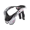 Leatt Neck Brace 5.5 Nackenschutz in Weiß und Schwarz für Motorradfahrer, freigestellt.