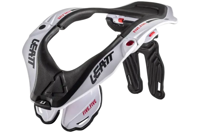 Leatt Neck Brace 5.5 Nackenschutz in Weiß und Schwarz für Motorradfahrer, freigestellt.