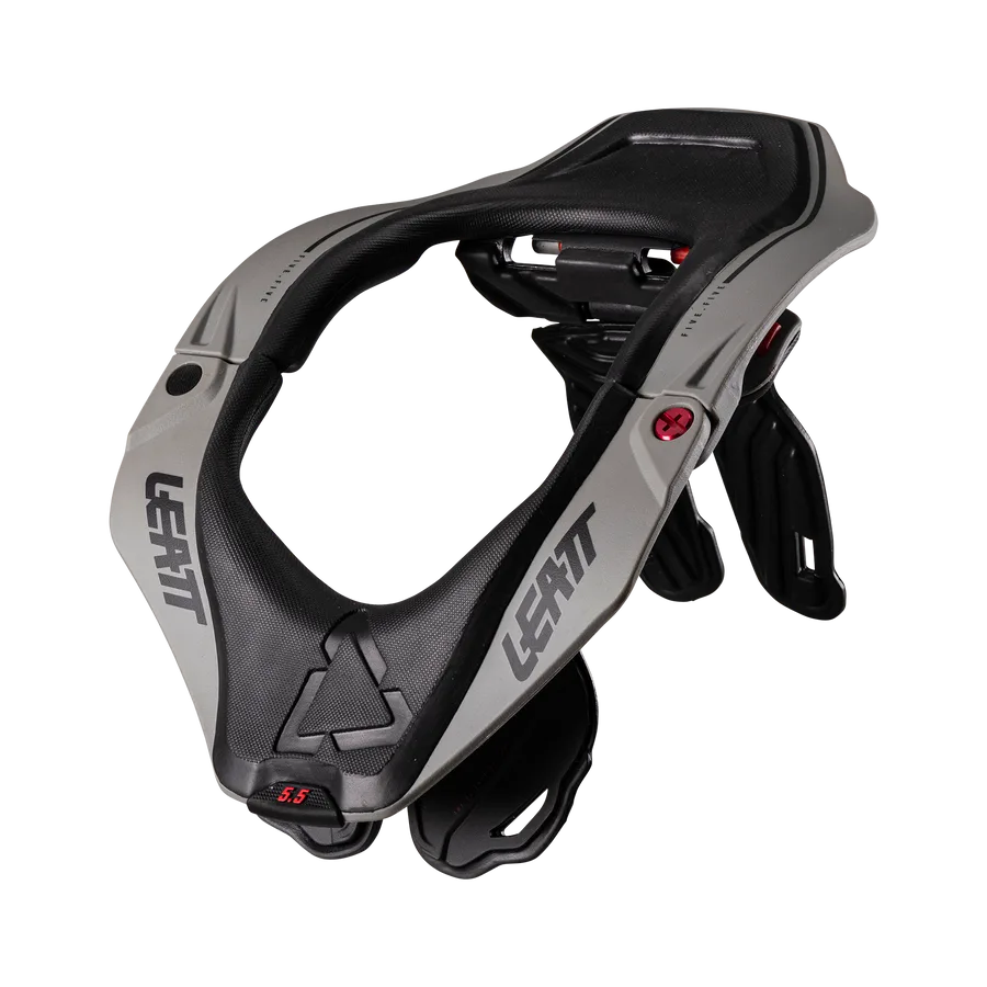 Der Leatt Neck Brace 5.5 Nackenschutz aus Composite-Polyamid für Enduro und Adventure-Fahrer in Schwarz-Grau.