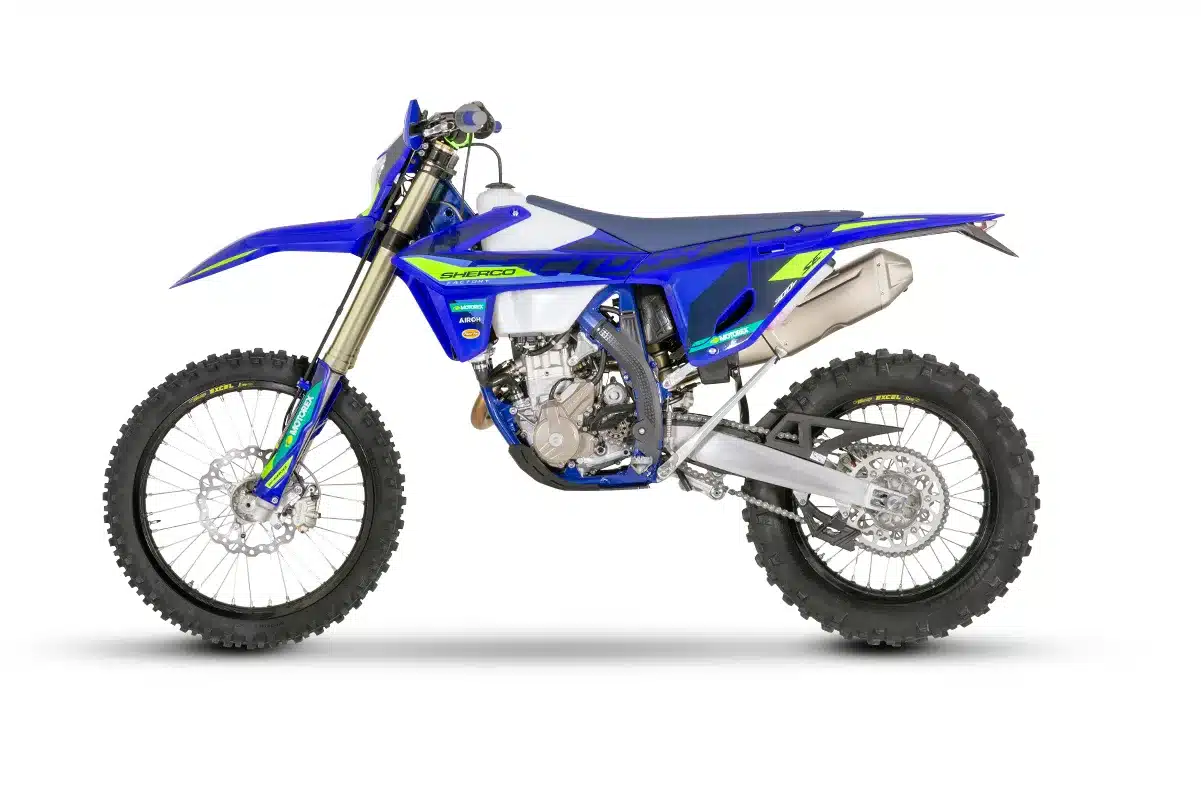Sherco 300 SEF Factory 2027 Sportenduro-Motorrad in Seitenansicht, Modelljahr 2027, mit Akrapovič-Komplettanlage