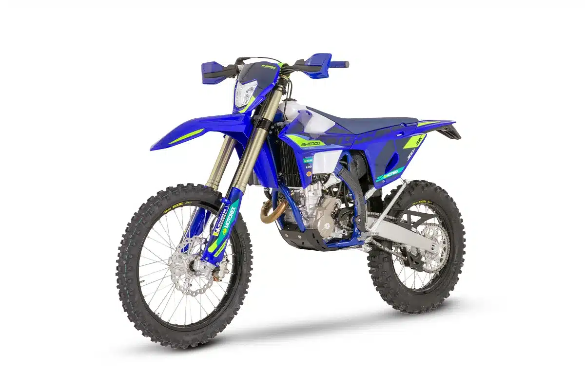 Sherco 300 SEF Factory 2027 in Seitenansicht, Sportenduro mit neuem Dekor und Endurobereifung.