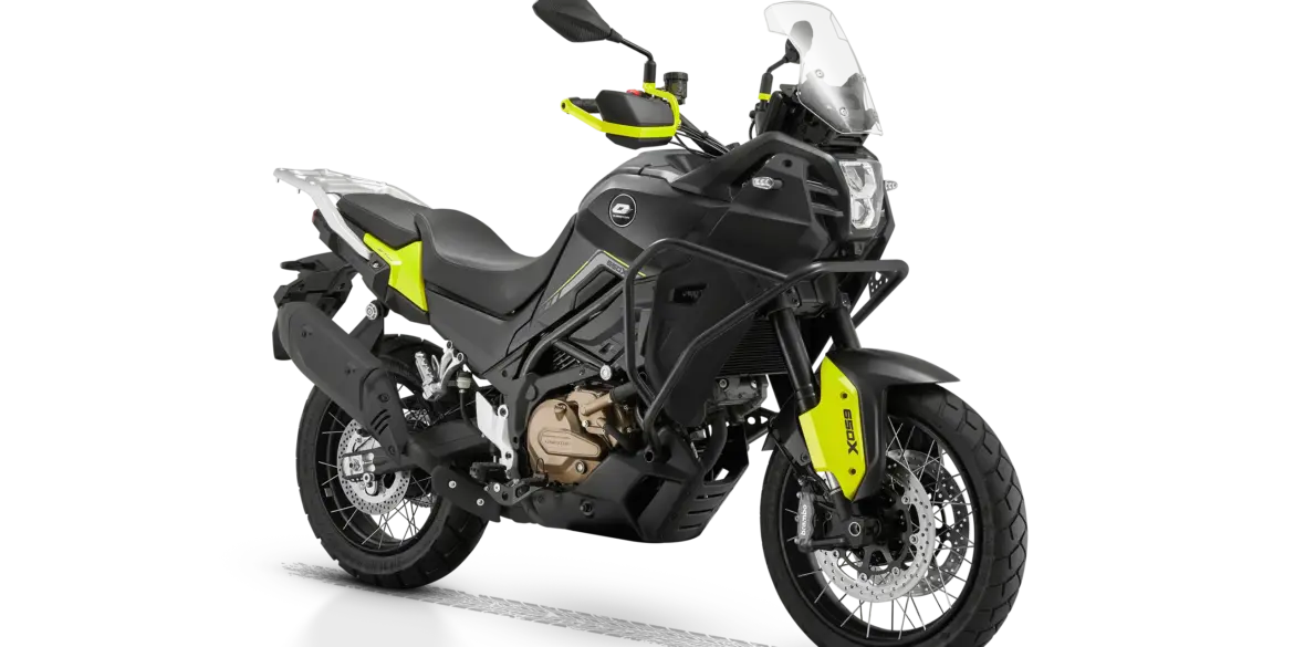 SVT 650 X Adventure-Bike in Schwarz-Gelb, ausgestattet für Straße und Schotterpisten.