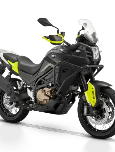 SVT 650 X Adventure-Bike in Schwarz-Gelb, ausgestattet für Straße und Schotterpisten.