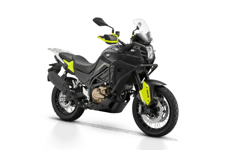 SVT 650 X Adventure-Bike in Schwarz-Gelb, ausgestattet für Straße und Schotterpisten.