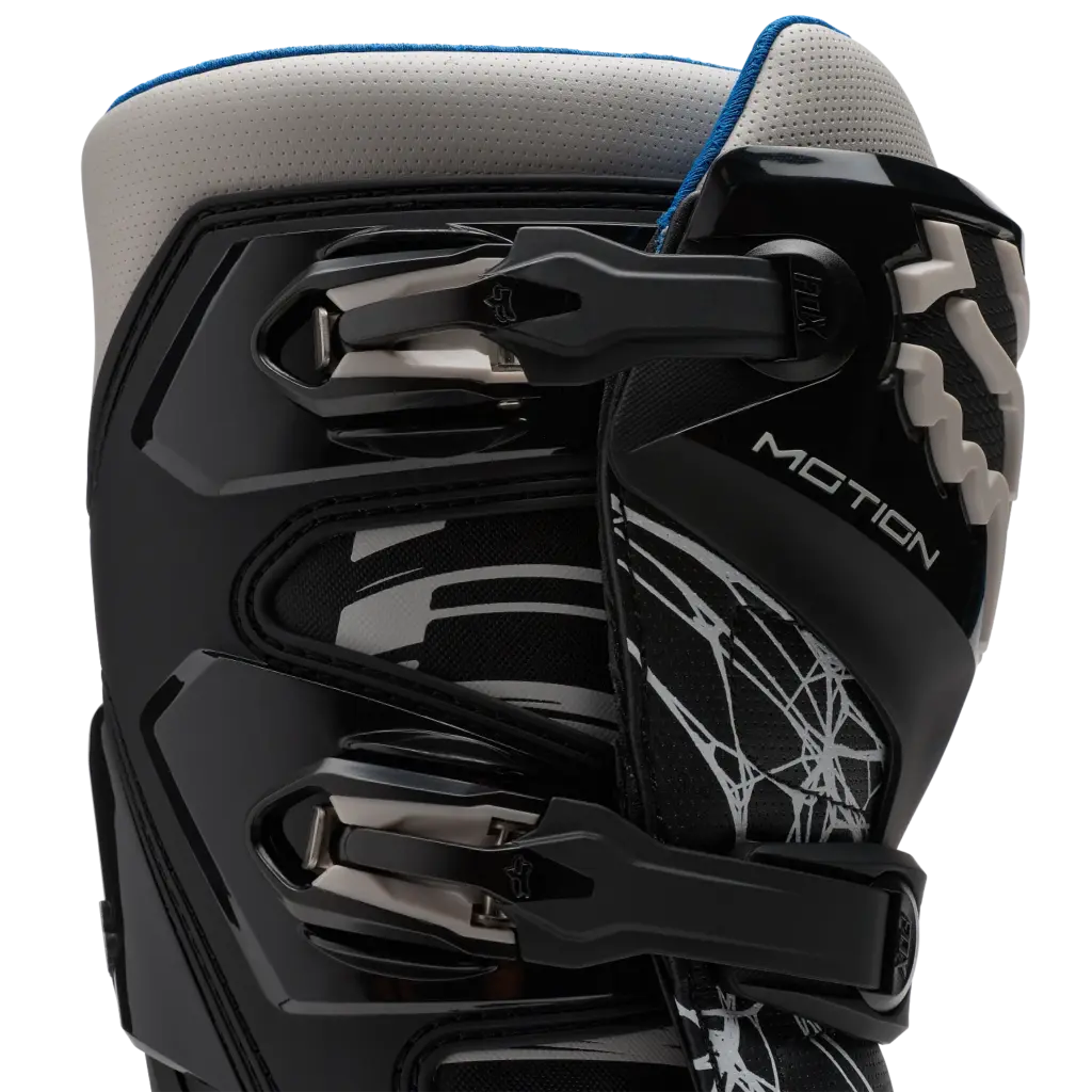 Nahaufnahme des Verschlusssystems eines Motion Diffuse Special Edition Stiefels aus Mikrofaser-Synthetikleder mit TPU-Verstärkung