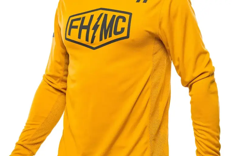 Gelbes Sanguaro Bennet Jersey mit Mesh-Vent-Einsätzen und FHMC-Logo auf der Brust.