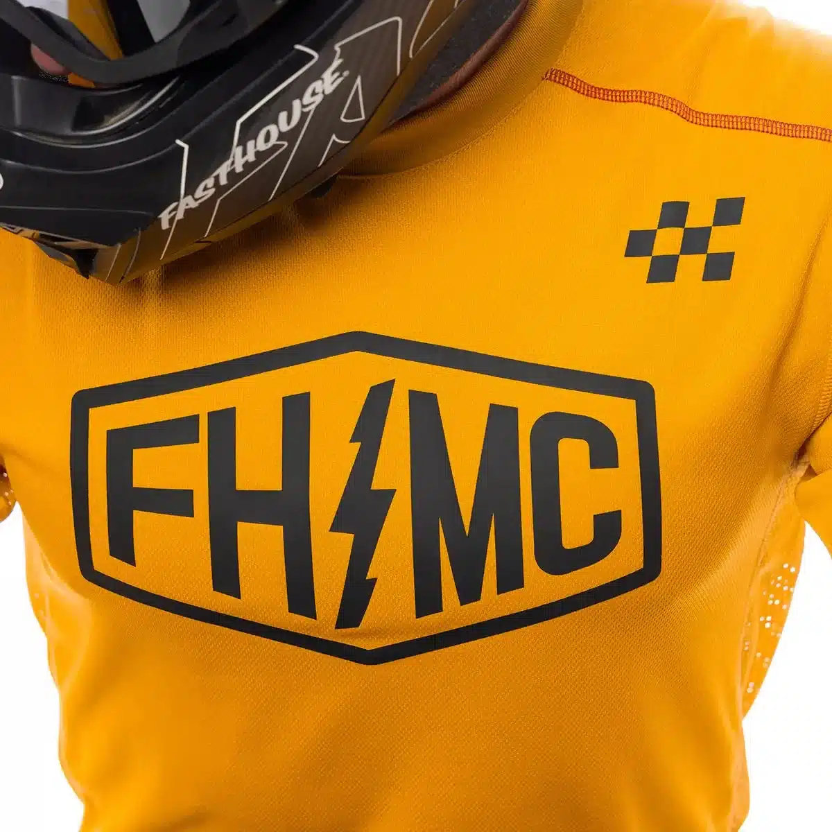 Nahaufnahme des Sanguaro Bennet Jersey - Vintage Gold mit FHMC-Logo und modernem Mesh-Material.