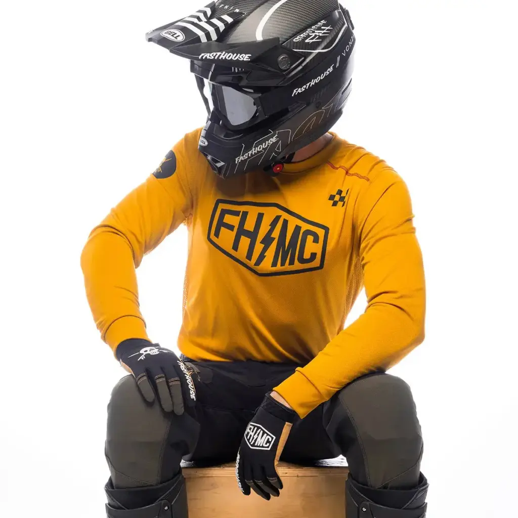 Sanguaro Bennet Jersey in Vintage Gold an einem sitzenden Motocross-Fahrer mit Helm