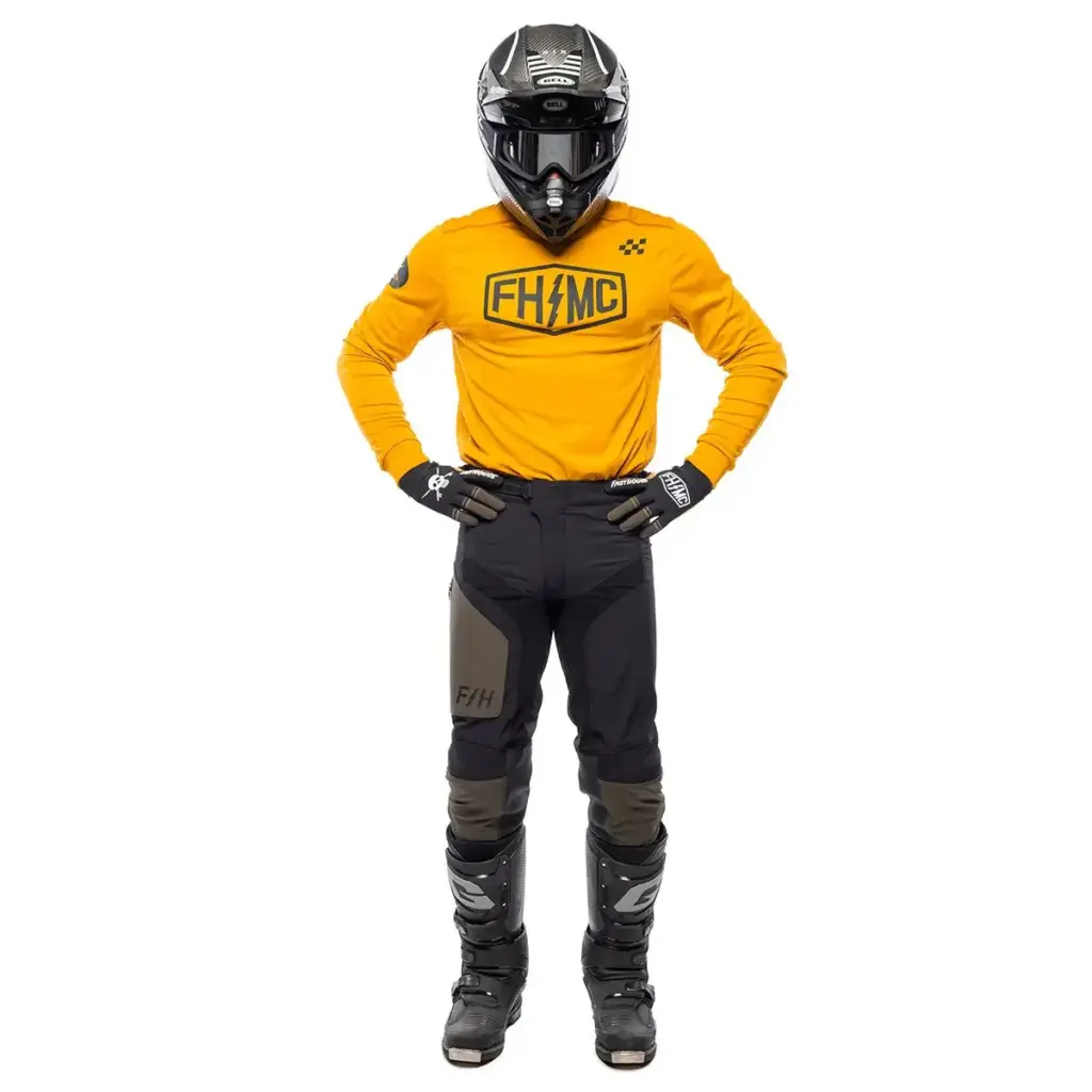 Fahrer mit Helm und Schutzausrüstung präsentiert das Sanguaro Bennet Jersey Vintage Gold von vorne.