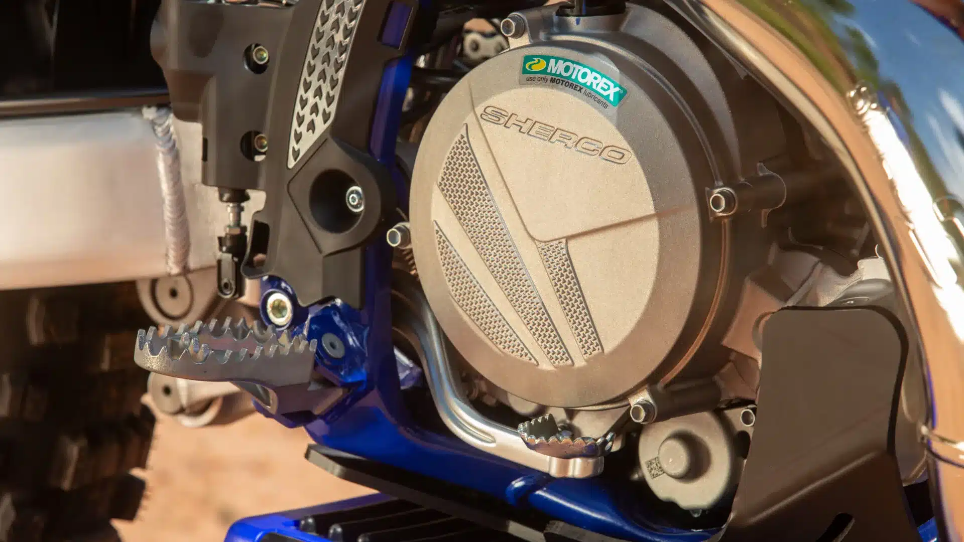 Detailfoto des Motors der Sherco 300 SE Factory 2027 mit sichtbarem Sherco-Schriftzug.