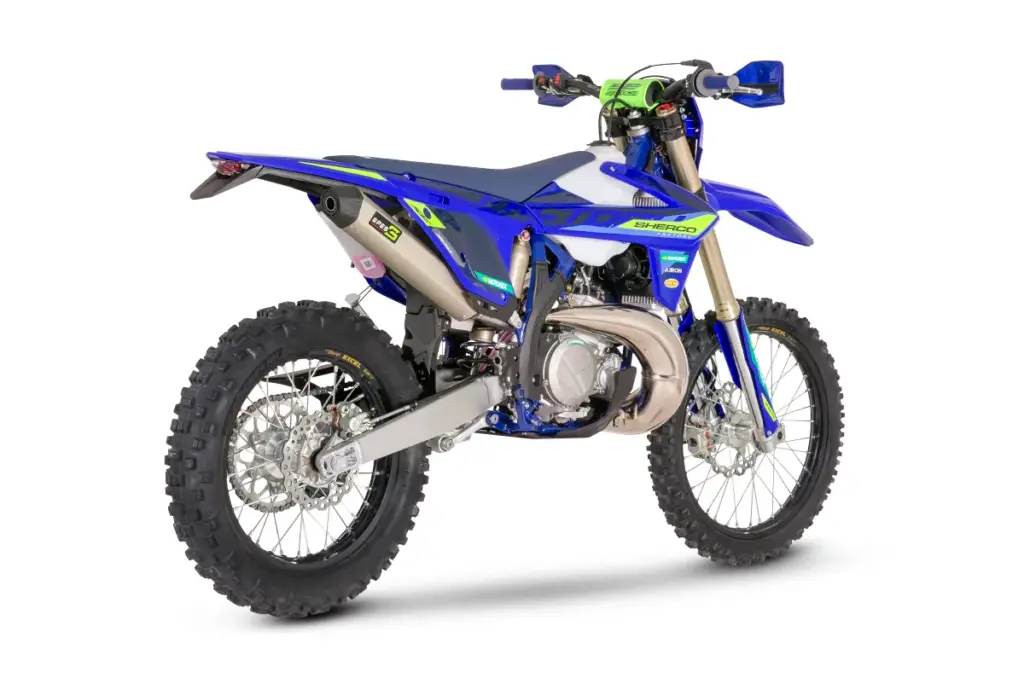 Sherco 300 SE Factory 2027 Enduro-Motorrad, Seitenansicht von hinten rechts, blauer und grüner Dekorsatz.