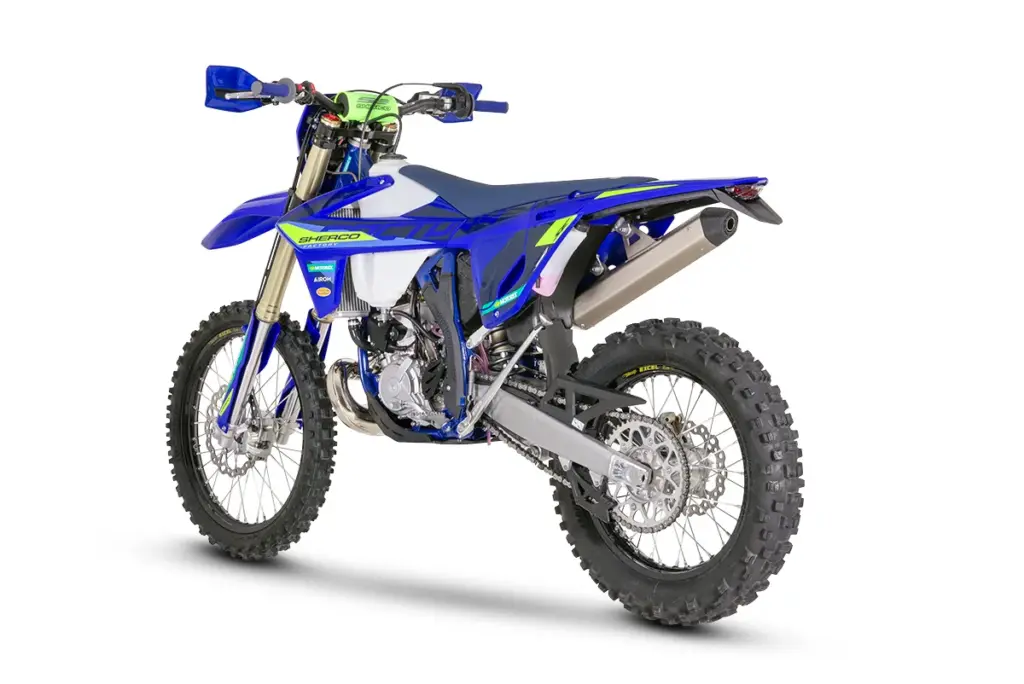 Seitenansicht der Sherco 300 SE Factory 2027, ein blaues Enduro-Motorrad mit modernen Komponenten.