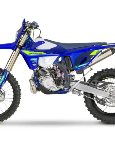 Sherco 300 SE Factory 2027 Enduro-Motorrad in Seitenansicht mit blauer Verkleidung und Offroad-Bereifung.