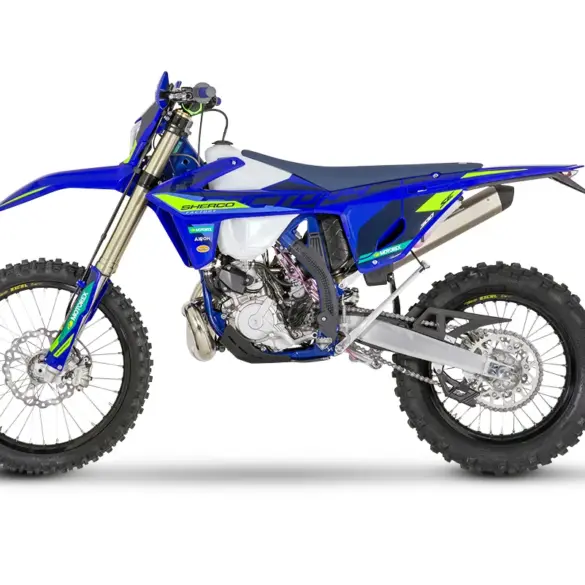 Sherco 300 SE Factory 2027 Enduro-Motorrad in Seitenansicht mit blauer Verkleidung und Offroad-Bereifung.