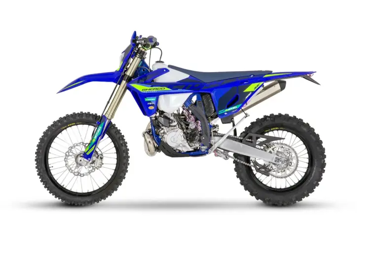 Sherco 300 SE Factory 2027 Enduro-Motorrad in Seitenansicht mit blauer Verkleidung und Offroad-Bereifung.