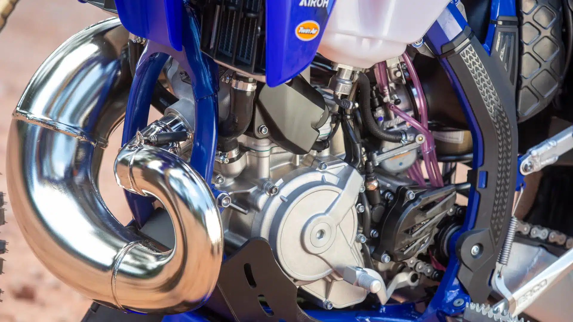 Nahaufnahme des Motors, Vergasers und Rahmens der Sherco 300 SE Factory 2027 Enduro
