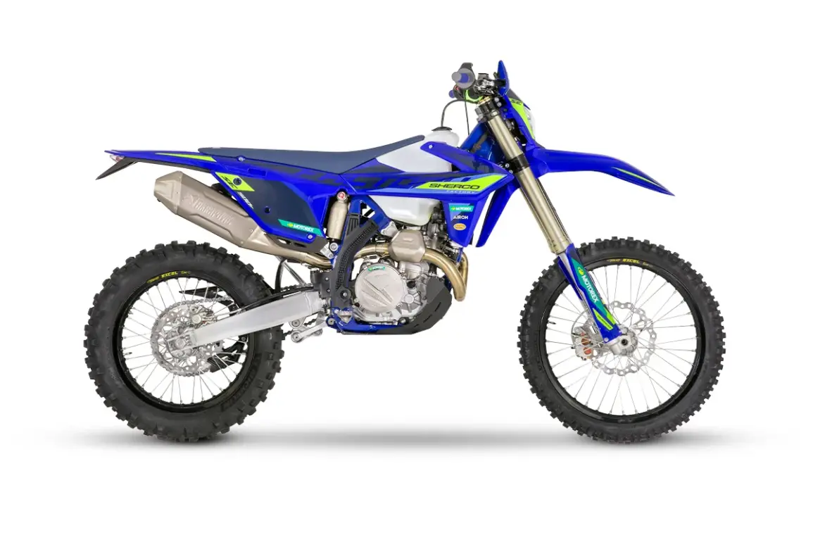 Sherco 500 SEF FACTORY 2027 Enduro-Motorrad in Blau-Gelb, Seitenansicht, modernes Dekor, Werksmodell