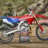Honda CRF450R Motocross-Motorrad auf offener Rennstrecke im Profil