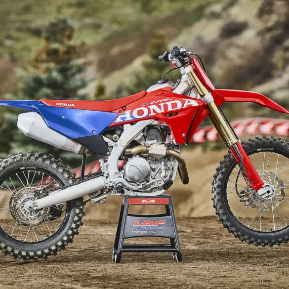 Honda CRF450R Motocross-Motorrad auf offener Rennstrecke im Profil