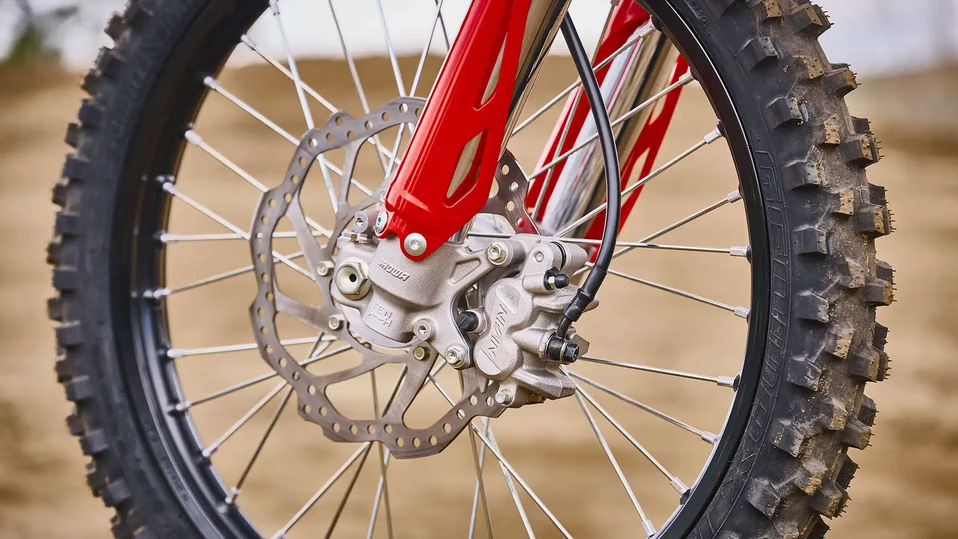 Vorderrad mit Bremssattel und Showa-Gabel an der Honda CRF450R im Gelände